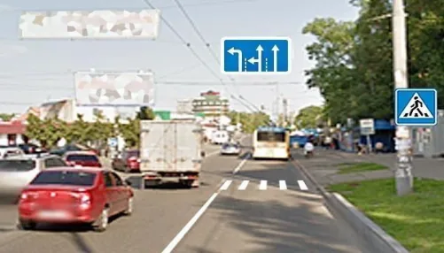 Ілюстрація до питання: Чи дозволено водієві червоного автомобіля рухатись прямо у даному випадку?