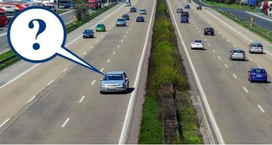 Ілюстрація до питання: За яких умов водієві легкового автомобіля дозволено рух по крайній лівій смузі на дорозі з розділювальною…