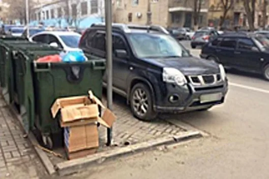 Ілюстрація до питання: Чи дозволена стоянка чорного автомобіля в цьому місці?