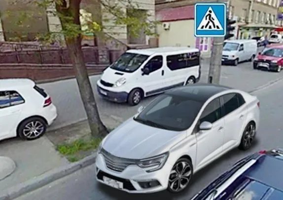 Ілюстрація до питання: Чи дозволено водієві сірого автомобіля зупинитись у цьому місці?