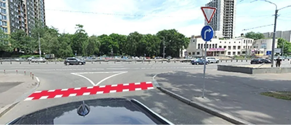 Ілюстрація до питання: Чи дозволено Вам повернути ліворуч у даному випадку?