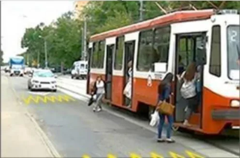 Ілюстрація до питання: У цьому випадку водій білого автомобіля може продовжувати рух лише тоді, коли пішоходи залишать проїзну…