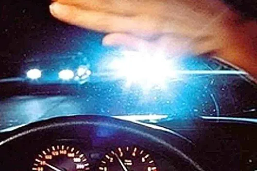 Ілюстрація до питання: Чи дозволено зупинитися, змінивши смугу руху у разі засліплення?