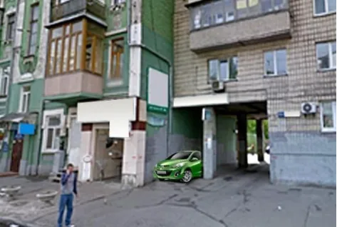 Ілюстрація до питання: Чи дозволено водієві зеленого автомобіля поставити автомобіль на стоянку так як показано на малюнку?