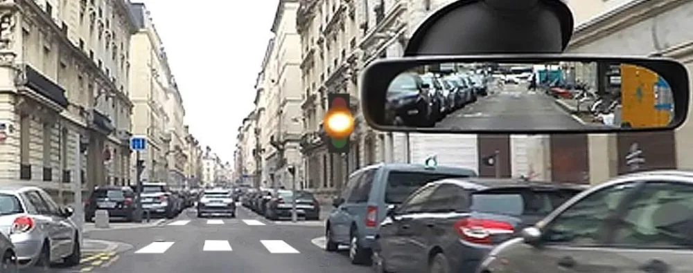 Ілюстрація до питання: Наближаючись до перехрестя, де світлофор працює в режимі миготіння жовтого сигналу водій легкового автомобіля…