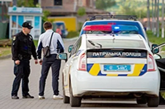 Ілюстрація до питання: Ви зупинились на вимогу поліцейського. Ви увімкнете аварійну світлову сигналізацію?