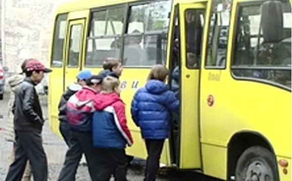 Ілюстрація до питання: Як ви повинні вчинити в ситуації, наближаючись до автобуса, який виконує посадку або висадку організованих…