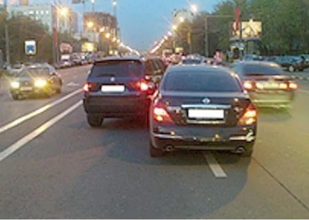 Ілюстрація до питання: Як Ви повинні вчинити, якщо зіштовхнулися з агресивною манерою водіння водіїв, що рухаються попереду?
