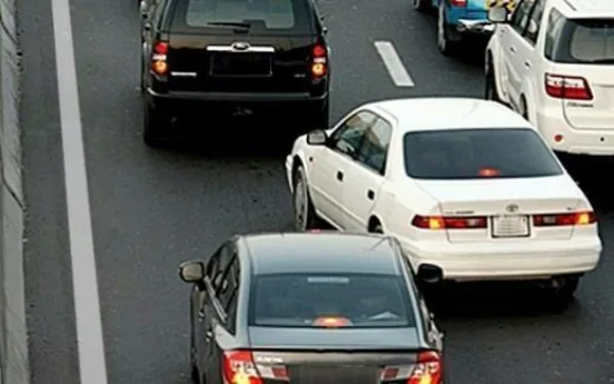 Ілюстрація до питання: Коли інший автомобіль розпочав маневр перестроювання у вашу смугу зі смуги праворуч, Ваші дії: