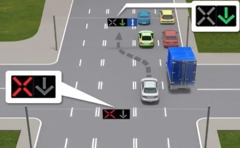 Ілюстрація до питання: Чи дозволено водієві сірого автомобіля в'їхати на реверсивну смугу так, як показано на малюнку?